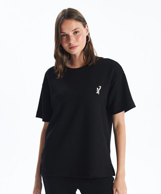 BASIC BLACK TEE